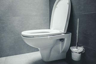 Veřejné záchody v Kostomlatech zaujaly kuriózní ot...